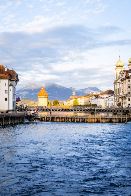 Centro histórico de la ciudad de Lucerna con el famoso Puente de la Capilla en Suiza.