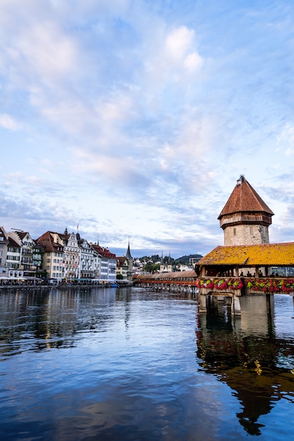 Centro histórico de la ciudad de Lucerna con el famoso Puente de la Capilla en Suiza.