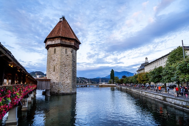 Centro histórico de la ciudad de Lucerna con el famoso Puente de la Capilla en Suiza.