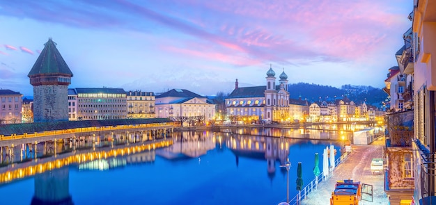 Centro histórico de la ciudad de Lucerna con el puente de la capilla y el lago de Lucerna en Suiza al atardecer