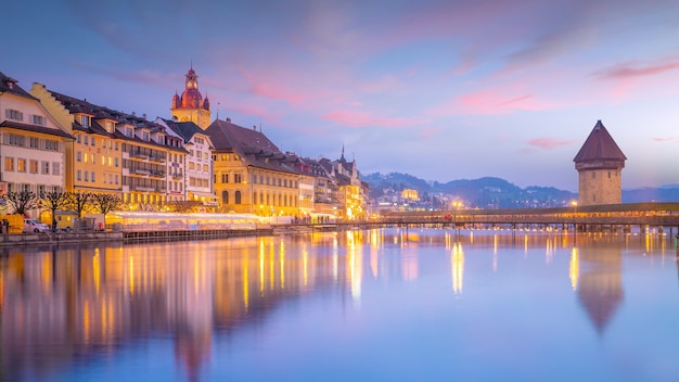 Centro histórico de la ciudad de Lucerna con el puente de la capilla y el lago de Lucerna en Suiza al atardecer