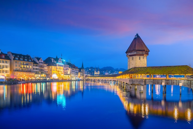 Centro histórico da cidade de Lucerna com a ponte da capela e o lago Lucerna na Suíça ao pôr do sol