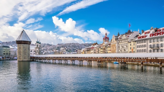 Centro histórico da cidade de Lucerna com a ponte da capela e o lago Lucerna na Suíça