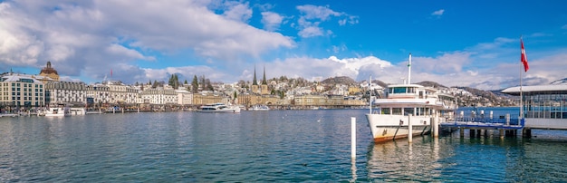 Centro histórico da cidade de Lucerna com a ponte da capela e o lago Lucerna na Suíça