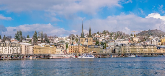 Centro histórico da cidade de Lucerna com a ponte da capela e o lago Lucerna na Suíça