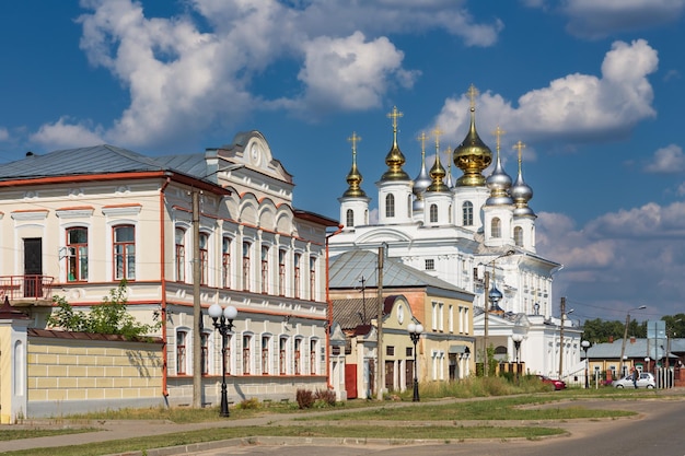 Centro histórico da cidade russa com edifícios antigos e catedral ortodoxa à luz do dia shuya rússia