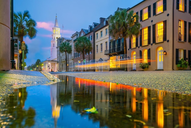 Centro histórico da paisagem urbana de Charleston, Carolina do Sul, nos EUA, no crepúsculo