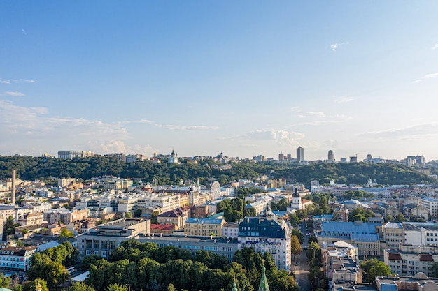 Centro histórico de Kiev y colorida arquitectura de la ciudad. Otoño urbanismo