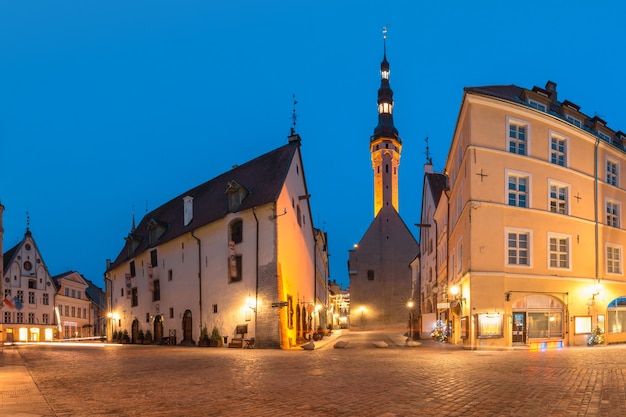 Centro histórico medieval e prefeitura em Tallinn, Estônia