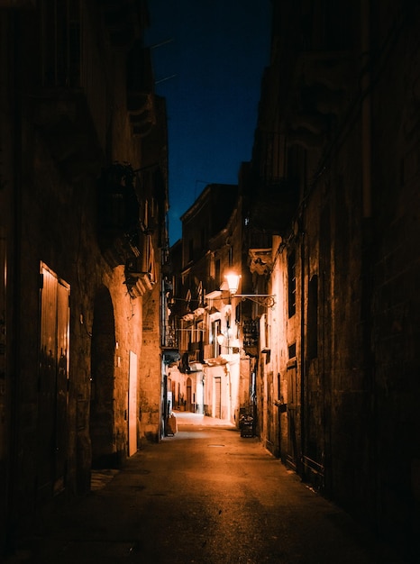 Centro histórico por la noche Ciudad vieja de Taranto