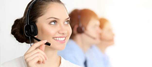 Centro de llamadas. Diversos operadores de servicio al cliente en auriculares en el trabajo en la oficina. Concepto de negocio.