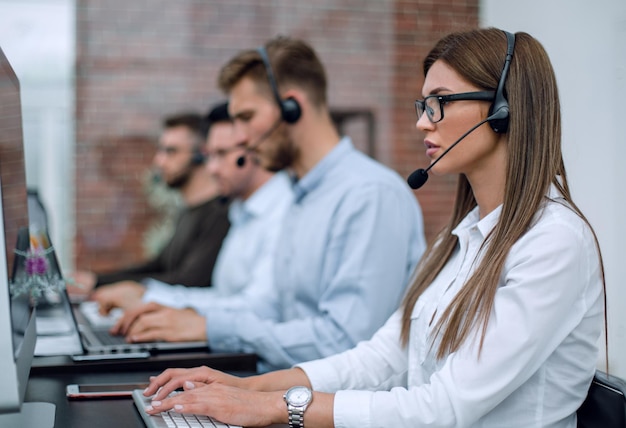 Centro de llamadas de empleados jóvenes hablando con la foto del cliente con espacio de copia