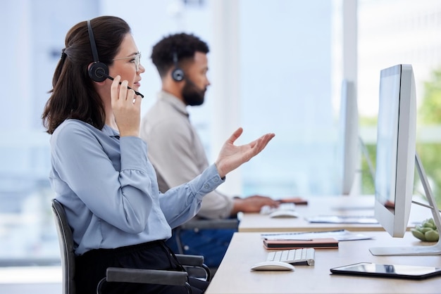 Foto centro de llamadas enojado y mujer con problemas de servicio al cliente y confundido por el cliente en la oficina de una agencia glitch frustrado y agente o consultor con estrés hablando en una videollamada en línea