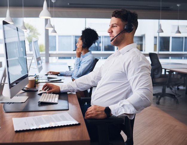 Centro de llamadas de equipo y hombre en la oficina para servicio al cliente de crm y ventas de telemarketing Ayuda de soporte en línea y consultoría masculina para preguntas frecuentes contáctenos y asesoramiento amistoso con un agente en el espacio de coworking