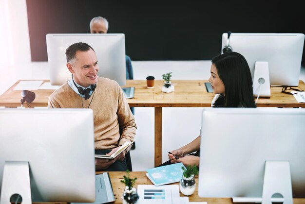 Centro de llamadas en el lugar de trabajo y hablar con el mentor para el entrenamiento en la comunicación laboral y aprender del gerente Hombre mujer y hablar para la formación con computadora en la oficina apoyo para el nuevo empleado