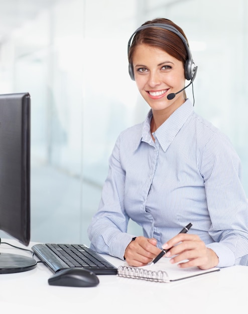 Centro de llamadas de mujer de negocios de retrato y notas de escritura en el libro para soporte de servicio al cliente o televentas en la oficina Feliz de consultora con sonrisa y cuaderno para asesoramiento en línea en el lugar de trabajo