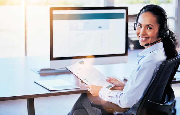 Centro de llamadas de mujer o pantalla de computadora en retrato con documentos de sonrisa o crm feliz contáctenos o papeleo de consultor de servicio al cliente o escuche voip para obtener consejos de soporte técnico o telemarketing