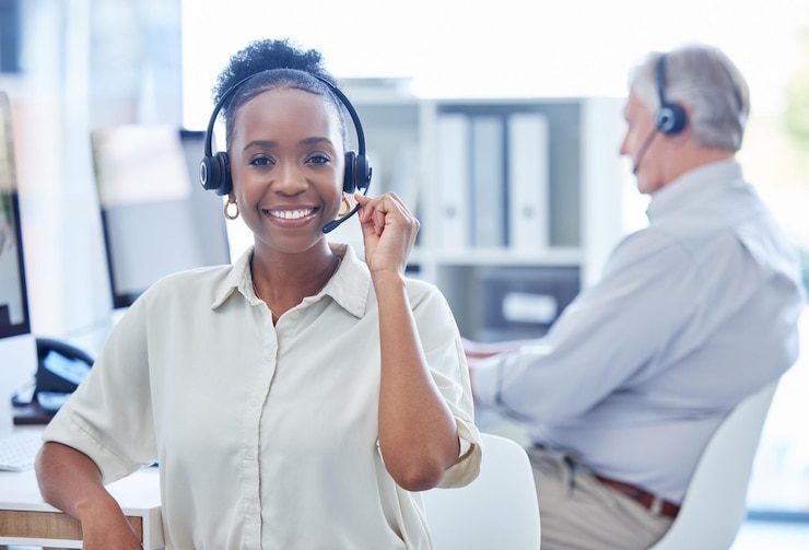 Foto centro de llamadas mujer y retrato con auriculares o feliz para el servicio al cliente soporte técnico o póngase en contacto con nosotros agente de telemarketing y operador con micrófono para crm asesoramiento faq asistencia o ayuda