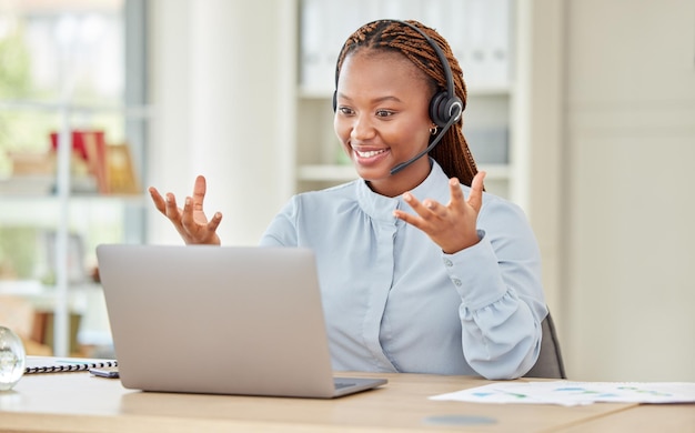 Centro de llamadas de mujeres negras y seminario web de computadoras portátiles para capacitación en talleres sobre reuniones de zoom en la empresa o en la oficina de inicio Sonrisa feliz y empleado motivado con idea de visión de innovación en videoconferencia crm