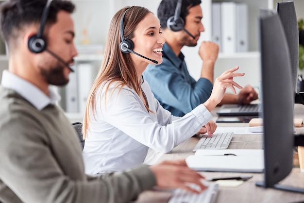 Foto centro de llamadas de mujeres y trabajo en el espacio de trabajo de la oficina con computadora con auriculares y servicio de atención al cliente en línea o ayuda empresaria sonríe y contáctanos crm y empleado de telemarketing hablando