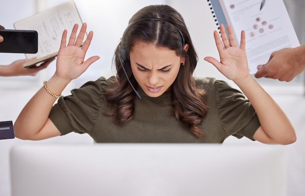 Centro de llamadas parada y manos de mujer sobrecargada de trabajo en la oficina de telemarketing para multitarea con generación de plomo suficiente ansiedad y estrés con persona frustrada trabajando en soporte o servicio al cliente