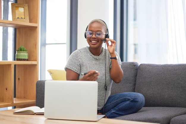 Centro de llamadas de portátiles y mujer negra con un trabajo desde casa haciendo una consulta en línea en su casa Videollamada de atención al cliente y agente de telemarketing haciendo una venta de comercio electrónico con una estrategia crm