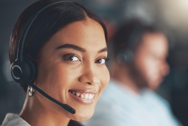 Centro de llamadas retrato y sonrisa con consultor de telemarketing en la oficina para asistencia o ventas ayuda Contacte con nosotros cara y auricular con mujer feliz en el lugar de trabajo para servicio al cliente o soporte