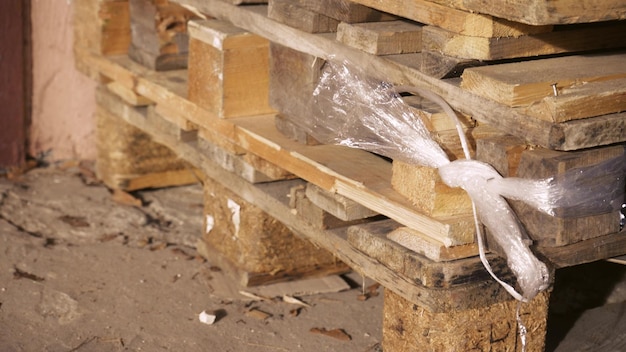 Centro logístico de almacén de estanterías de palés Enorme almacén grande y moderno Los palés de madera vacíos se apilan en un almacén Muchos palés vacíos apilados dentro de la tienda