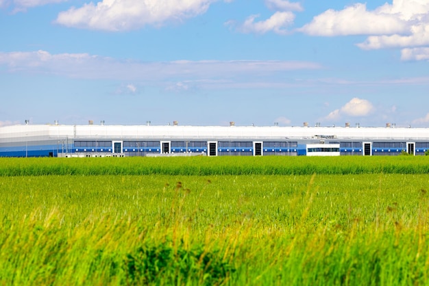 Centro logístico contra el cielo azul gran centro logístico