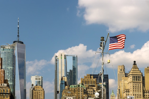 El centro de Manhattan en el horizonte de la ciudad de Nueva York con el distrito de negocios de rascacielos urbanos de América