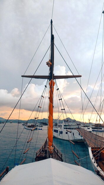 Foto el centro del mástil de las velas de los barcos