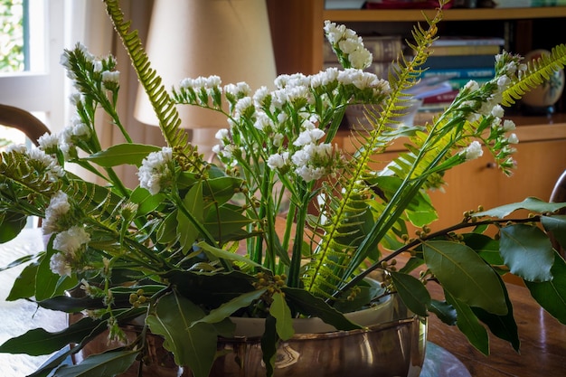 Centro de mesa con flores y hojas