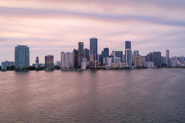 Centro de Miami Vista panorámica de Miami al atardecer en el centro de la noche