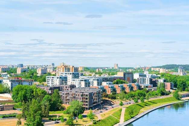 El centro moderno y el río Neris en el centro de la ciudad de Vilnius