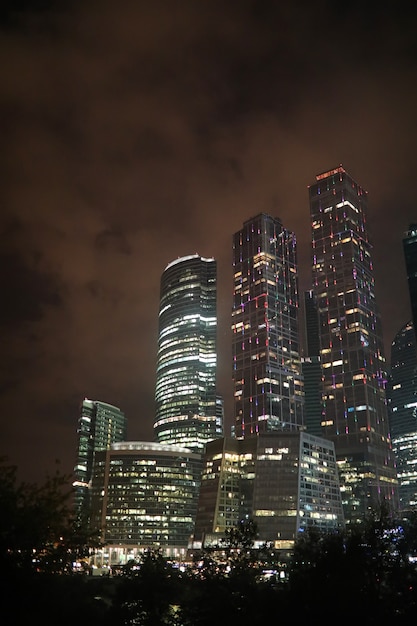 Centro de negocios en una gran ciudad con altos rascacielos por la noche