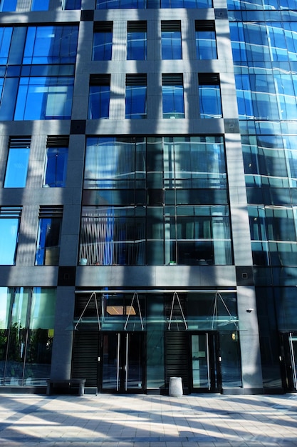 Centro de negocios moderno con grandes ventanales de cristal día de verano