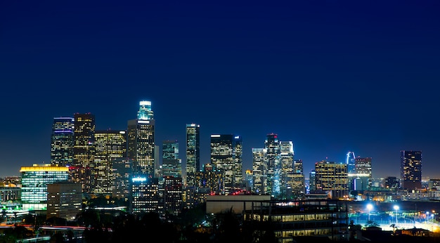 El centro de Los Ángeles noche Los Ángeles horizonte de la puesta del sol California