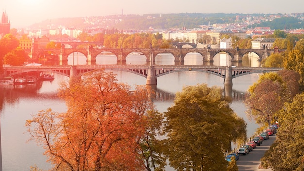 El centro de Praga y seis puentes sobre el río Vltava en Praga, República Checa en otoño