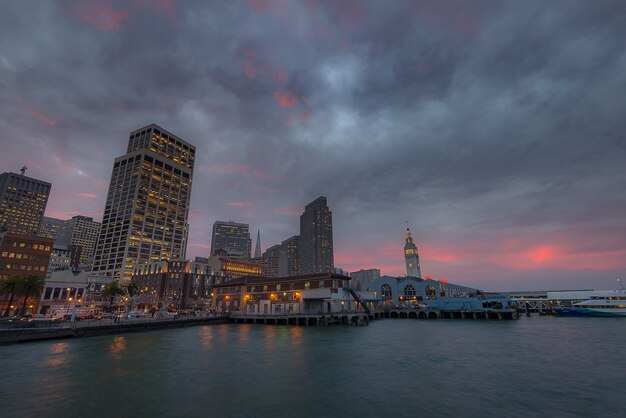 El centro de San Francisco después del atardecer