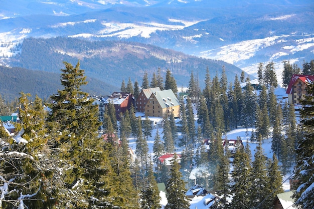 Centro turístico cubierto de nieve en las montañas el día de invierno
