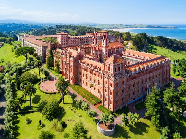 Centro Universitario o Universidad Pontificia Comillas o Universidad Pontificia es una universidad privada en Comillas, España