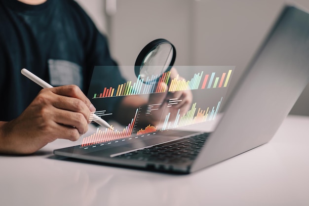 Foto el ceo actuando como un solo hombre del equipo de relaciones públicas está estudiando diligentemente la investigación de mercado