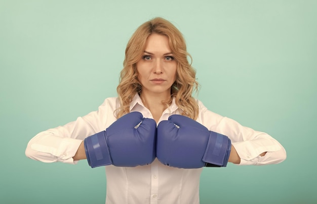 Ceo boxer bem-sucedido luta implacável e mulher de sucesso pronta para a batalha corporativa chefe nocaute de negócios mostra poder e autoridade empresária confiante em luvas de boxe perfurando