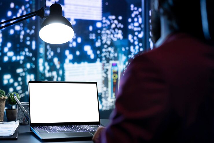 Foto el ceo confiado trabaja con una computadora portátil y una pantalla blanca en una oficina elegante