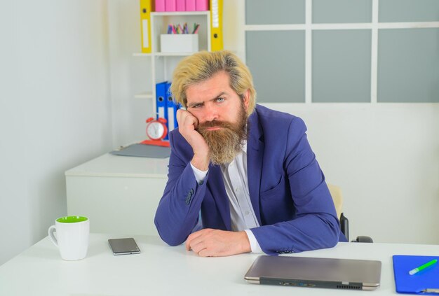 CEO da liderança cansado empresário no escritório crescimento empresarial empresário emocional trabalho de escritório animado