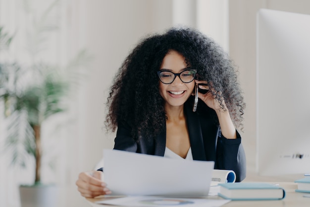 CEO experiente do sexo feminino tem conversa por telefone