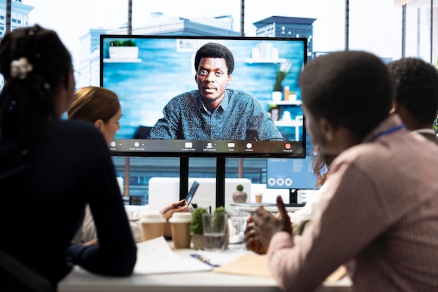 CEO liderando uma reunião em teleconferência on-line na sala de reuniões