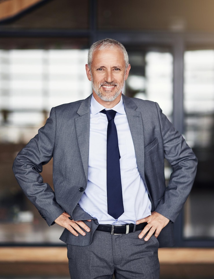 Foto ceo-porträt und selbstbewusster geschäftsmann im amt für karrierejob oder führung in neuseeland anzug lächeln und reifer unternehmer manager oder corporate financial executive mit unternehmenserfahrung