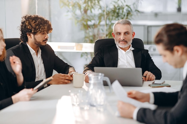 El CEO tiene un consejo con los gerentes El equipo de negocios discute una nueva estrategia Los empresarios trabajan en el plan de inicio