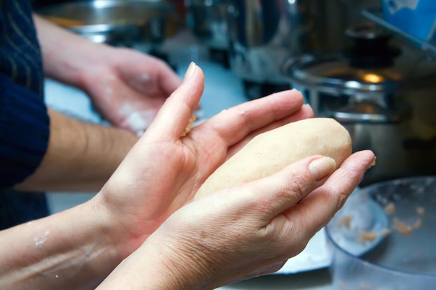 Cepelinas caseras en la cocina